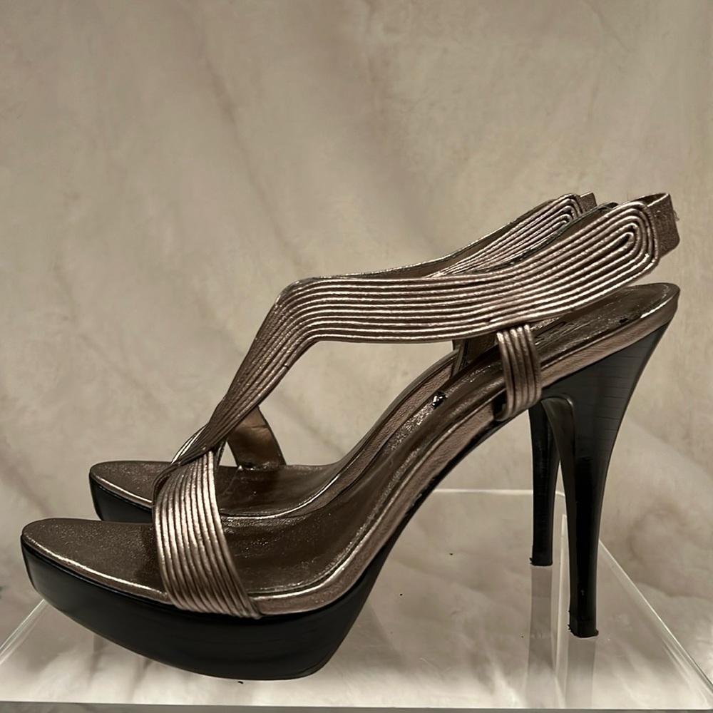 Pelle Moda Italian shoe size 6 1/2 smoked silver